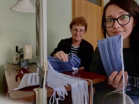 Civilna zaščita, izpod marljivih rok prostovoljk, že prejela prve zaščitne maske 2